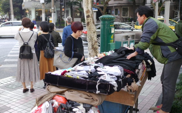 Einkaufen-an-Ampel-Shanghai