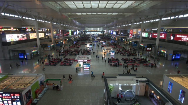 Hongqiao-Bahnhof-Schnellzuege-Shanghai
