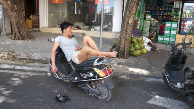 Langeweile-auf-Roller-Sanya