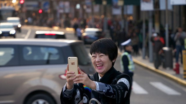 Hilfe-ich-werde-unterdrückt-frau-hat-spass-in-Shanghai
