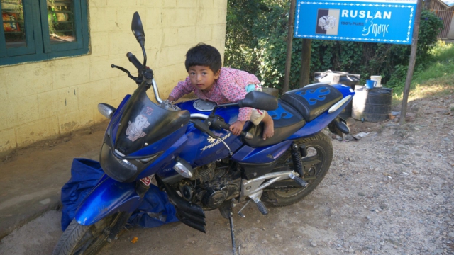 Kind-auf-Motorrad
