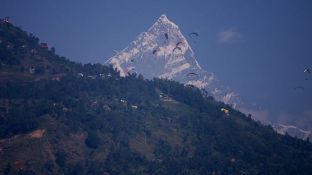 Paragliders-Machapuchare-Pokhara-Nepal