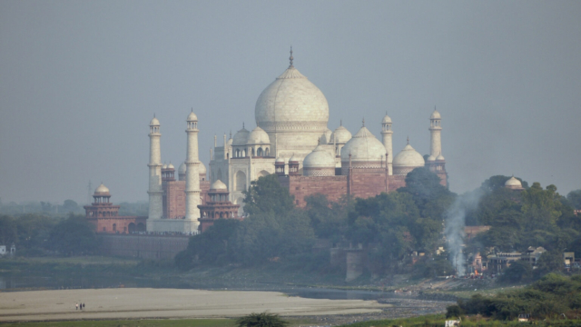 Taj-Mahal-und-Krematorium-Yamuna-Fluss