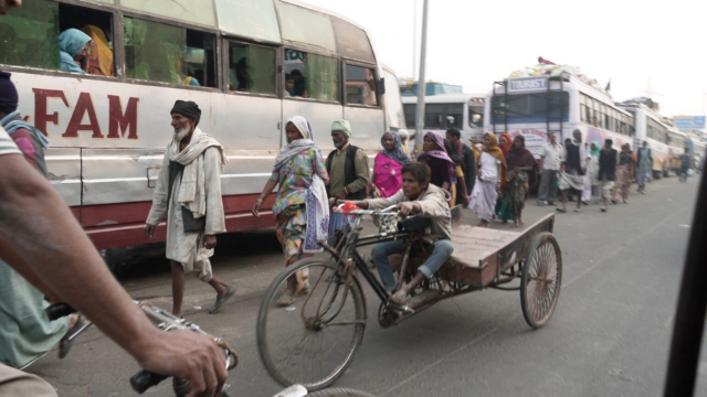 Voelkerwanderun-per-Bus-Delhi