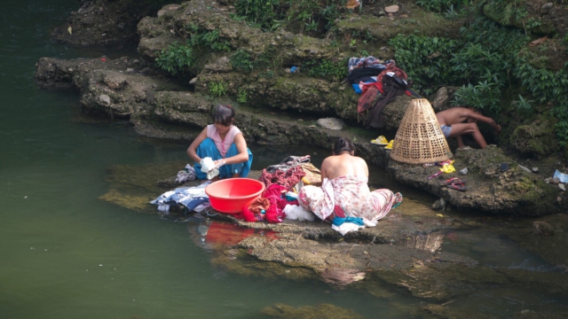 Waesche-im-Fluss-Pokhara